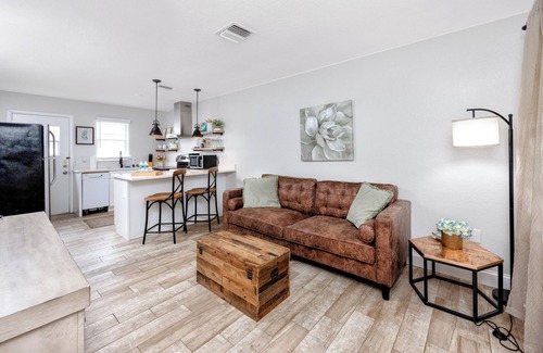 New Port Richey House | 1 block to dwnt/7min to beach/King bed/Free parking