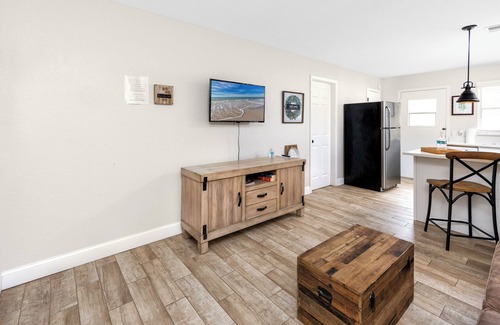 New Port Richey House | 1 block to dwnt/7min to beach/King bed/Free parking