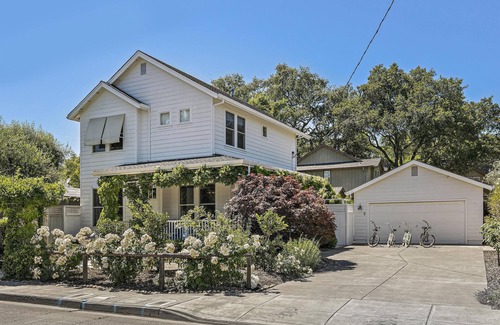 St. Helena House | 1 Block To St. Helena Main Street Shops, Restaurants, wineries, spa!