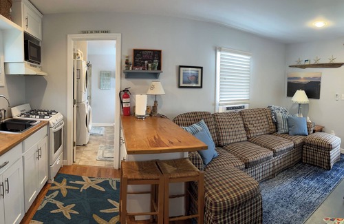 Wall Cottage | 1 Block to the Sea and Sand! Week of Sept 14 available!