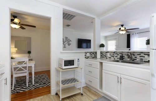 Midtown House | 1 BR/1BA Downtown, Riverwalk, Golf, Zoo & Pearl