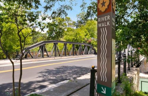 Tobin Hill House | 1 BR 1BA Downtown Riverwalk Golf Zoo and Pearl