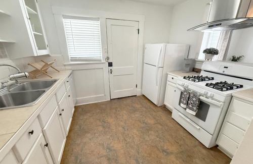 Tobin Hill House | 1 BR 1BA Downtown Riverwalk Golf Zoo and Pearl