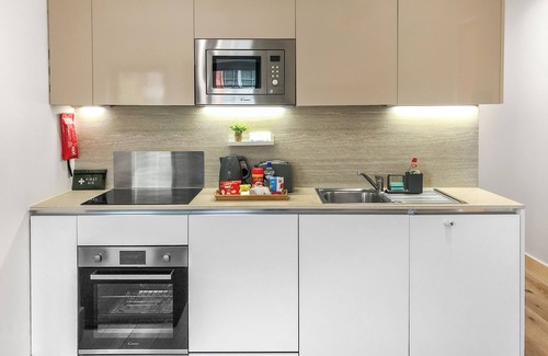 Harlington Apartment | 1-Br Apartment next to London Heathrow Airport + Free Parking