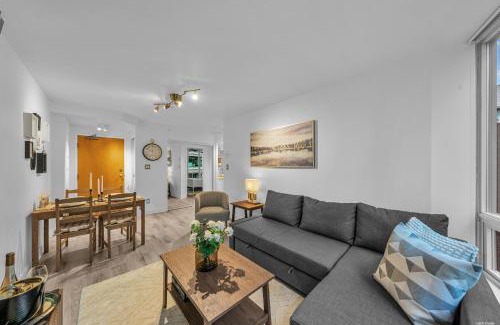 Coal Harbour Apartment | 1-BR Condo in Downtown Coal Harbour with Parking and City Views