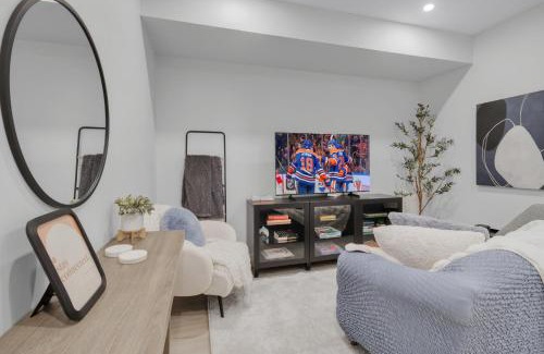 West Edmonton Villa | 1 BR Suite Stylish Coffee Station Stocked sleep 4