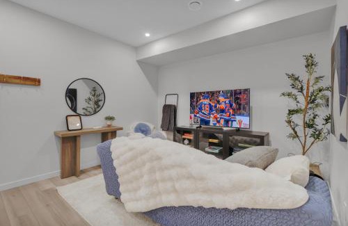 West Edmonton Villa | 1 BR Suite Stylish Coffee Station Stocked sleep 4