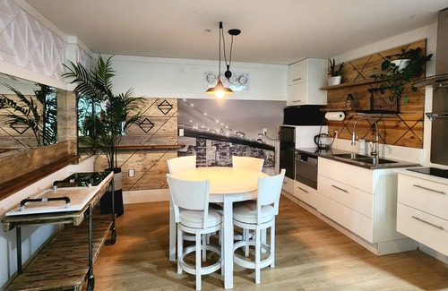Abbotsford House | 1 - BR Travellers Basement Suite.NO Cleaning fee, Sumas Mountain Rd,Abbotsford