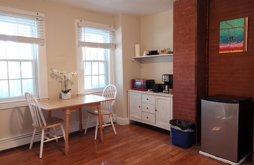 Framingham House | 1 BR unit, private entrance and bathroom, free parking, walk to FSU