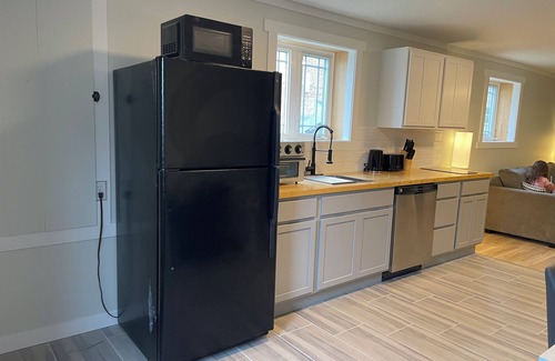 Terra Nova Apartment | 1 BRM suite w/kitchenette + hot tub + air conditioning- free off street parking