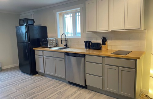 Terra Nova Apartment | 1 BRM suite w/kitchenette + hot tub + air conditioning- free off street parking