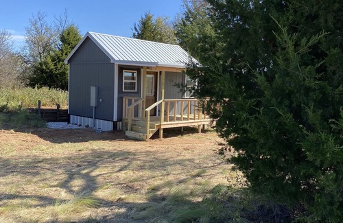 Wheeler Cottage | #1 cabin,Cozy remote location with large porch -close to Wheeler &Shamrock
