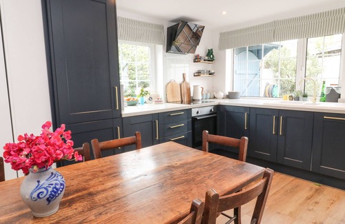 Woodbury Cottage | 1 CASTLE COTTAGES, pet friendly, with a garden in Woodbury