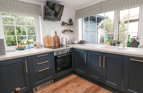 Woodbury Cottage | 1 CASTLE COTTAGES, pet friendly, with a garden in Woodbury