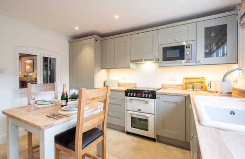 Woodbridge Cottage | 1 Chantry Cottage - sleeps 3 guests in 2 bedrooms