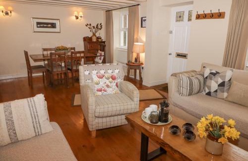 Milton House | 1 Cheriton Row