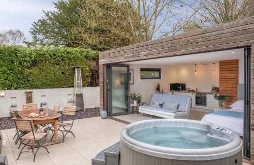 Plumpton Green House | 1 Church Cottages & Garden Room