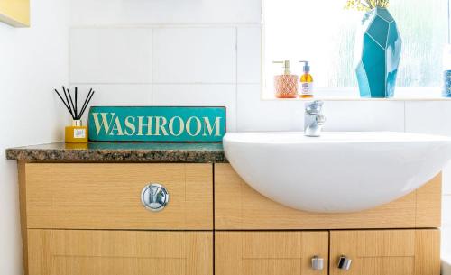 Coleshill House | 1 Coleshill townhouse Sleeps 6 NEC 7 mins BHX