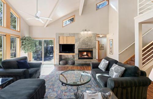 Sunriver House | 1 Colonial Bikes to Explore Sunriver