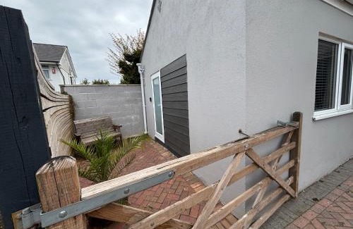 Plympton Apartment | 1 double bed studio with private access and parking