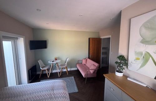 Plympton Apartment | 1 double bed studio with private access and parking