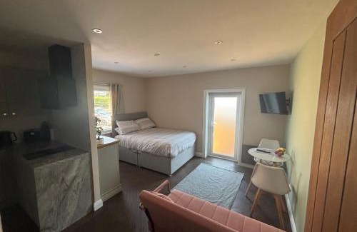Plympton Apartment | 1 double bed studio with private access and parking