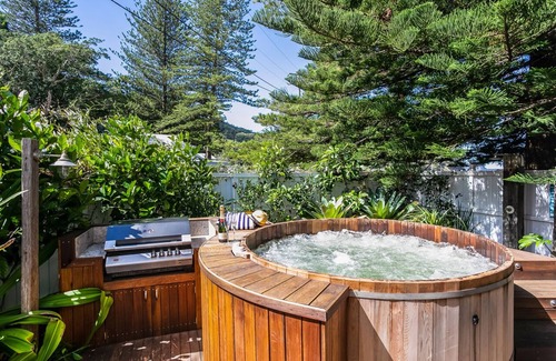 Patonga House | 1 Free Night! Beach Front House Outdoor Hot Tub Sauna
