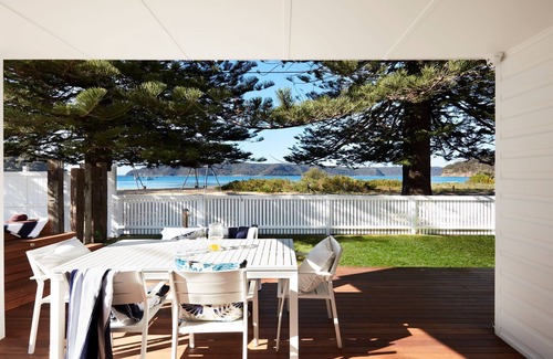 Patonga House | 1 Free Night! Beach Front House Outdoor Hot Tub Sauna