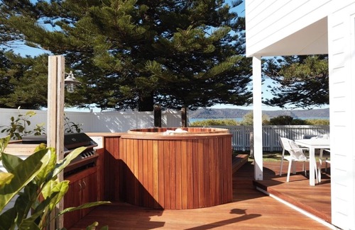 Patonga House | 1 Free Night! Beach Front House Outdoor Hot Tub Sauna