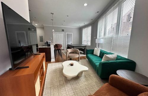 River West Apartment | 1 Garage Parking Pool Table Up To 1Gb Wifi Speed