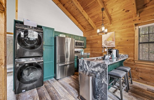 Gatlinburg - Pigeon Forge Cabin | #1 Honeymoon Cabin Cute Clean Comfortable Secluded