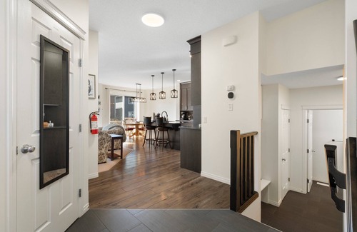 Cochrane House | 1 hr to Banff – Convenient for families and group travellers.
