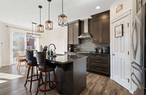Cochrane House | 1 hr to Banff – Convenient for families and group travellers.