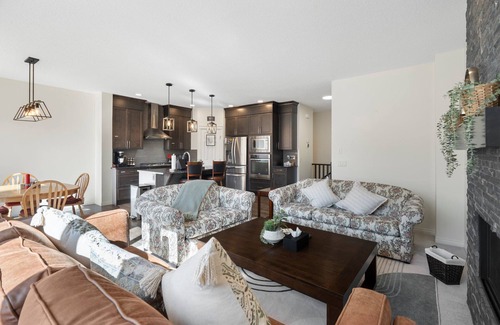 Cochrane House | 1 hr to Banff – Convenient for families and group travellers.
