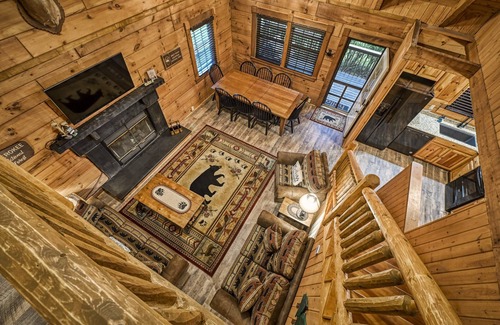 Cosby Cabin | #1 KID'S CABIN! JUST RENOVATED| CREEK| MINI GOLF⛳️PIRATE PLAY SHIP🏴☠️ HOT TUB