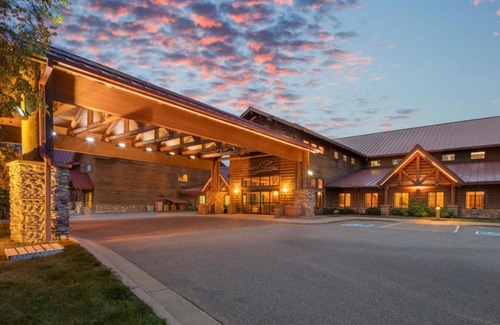 Rothschild House | 1 King Accessible Room With Access to Pool, Hot Tub, and Gym