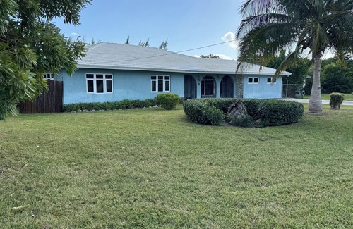 Bahamia West House | 1 King Bed & 2 Queen Beds 1.5 miles from the beach