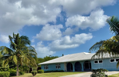 Bahamia West House | 1 King Bed & 2 Queen Beds 1.5 miles from the beach