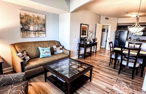 Lake Ozark Condo | 1 King Bed | Full Kitchen | Living Room | Sleeps 4