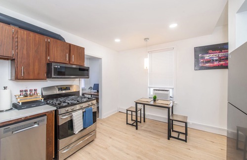 Forest Hill House | 1 King Bed, Laundry, Private Parking, Pet friendly