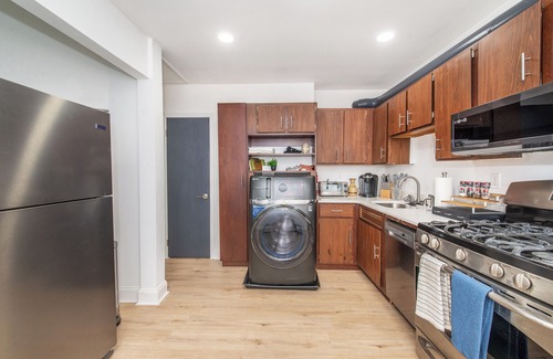 Forest Hill House | 1 King Bed, Laundry, Private Parking, Pet friendly