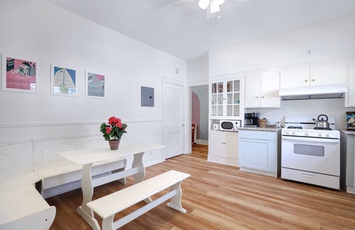 Jefferson House | 1 king bed, sleeps 6, pet friendly 1 BED/1 BATH duplex in central SA