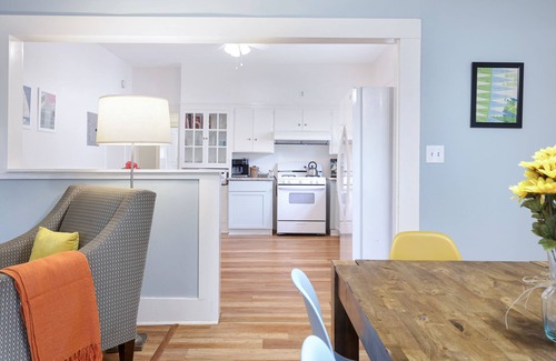 Jefferson House | 1 king bed, sleeps 6, pet friendly 1 BED/1 BATH duplex in central SA