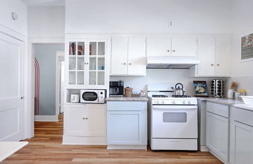 Jefferson House | 1 king bed, sleeps 6, pet friendly 1 BED/1 BATH duplex in central SA