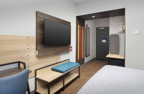Florida Central Atlantic Coast Hotel | 1 King Bed | Tru by Hilton Orlando | with Free Breakfast & Pet-friendly