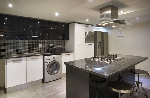 Greater Johannesburg Metropolitan Area Apartment | 1 King Bedroom Apartment with Garden View