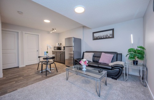 Airdrie Apartment | 1 KING Modern Two Bedroom Secondary Suite in Airdrie Alberta
