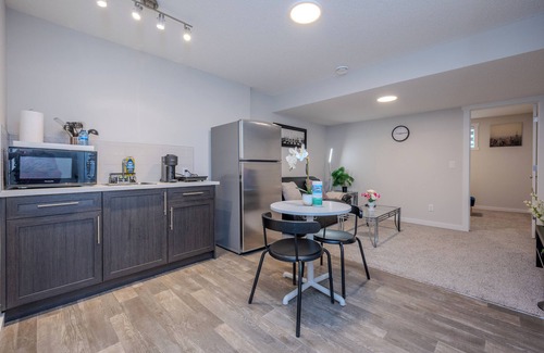 Airdrie Apartment | 1 KING Modern Two Bedroom Secondary Suite in Airdrie Alberta