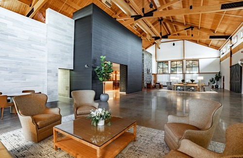 Rothschild House | 1 King Whirlpool Suite With Access to Pool, Hot Tub, and Gym