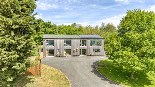 Eaton Mascott House | 1 Little Broomcroft